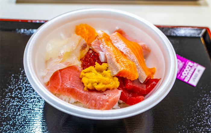 青森魚菜センターで「のっけ丼」